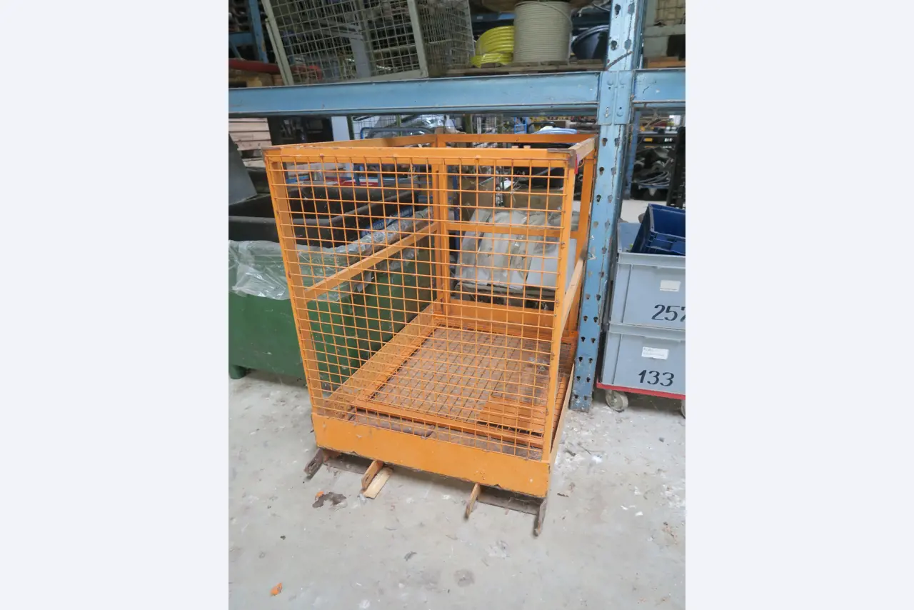 Div. techn. Einrichtung aus einem Lagerbestand-1