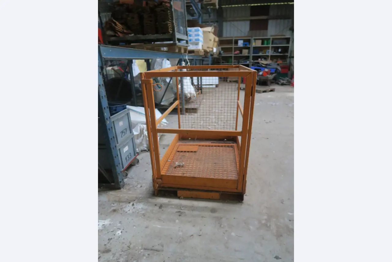 Div. techn. Einrichtung aus einem Lagerbestand-2