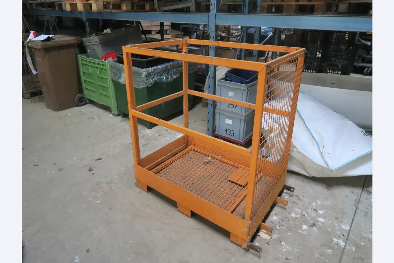 Div. techn. Einrichtung aus einem Lagerbestand-3