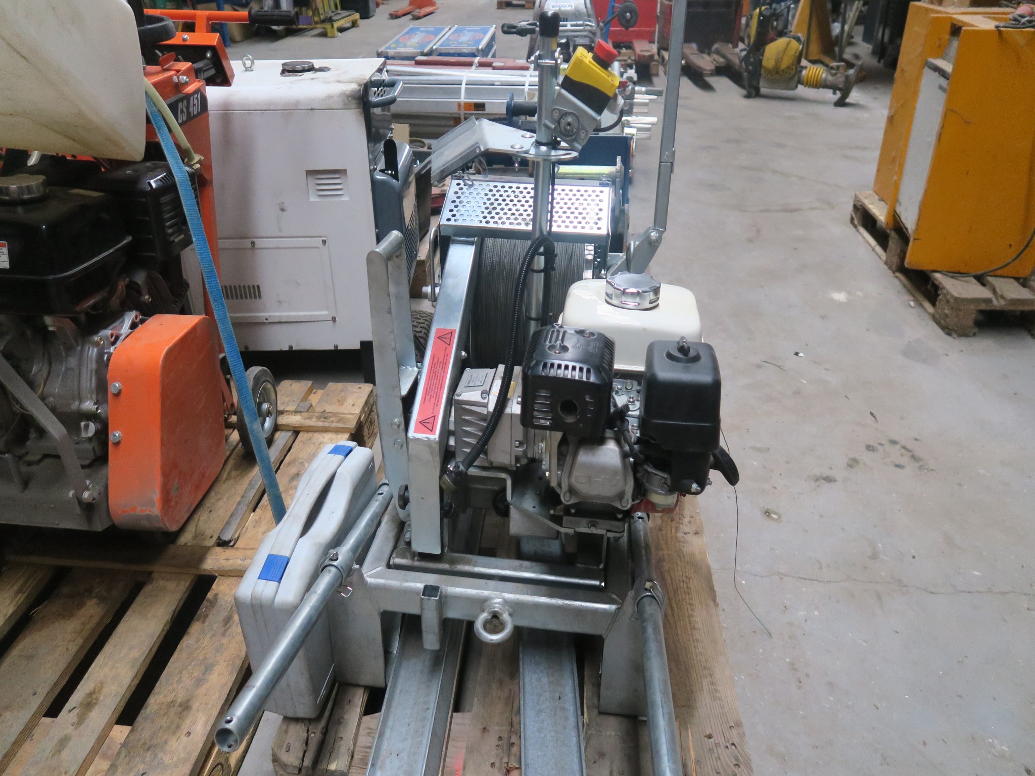 Różne urządzenia techniczne z magazynu-2