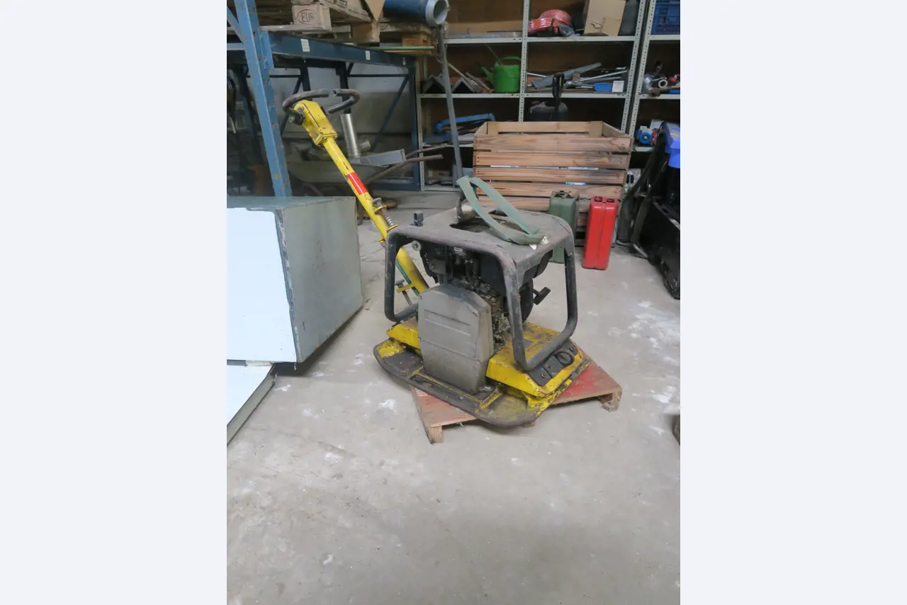 Div. techn. Einrichtung aus einem Lagerbestand-1