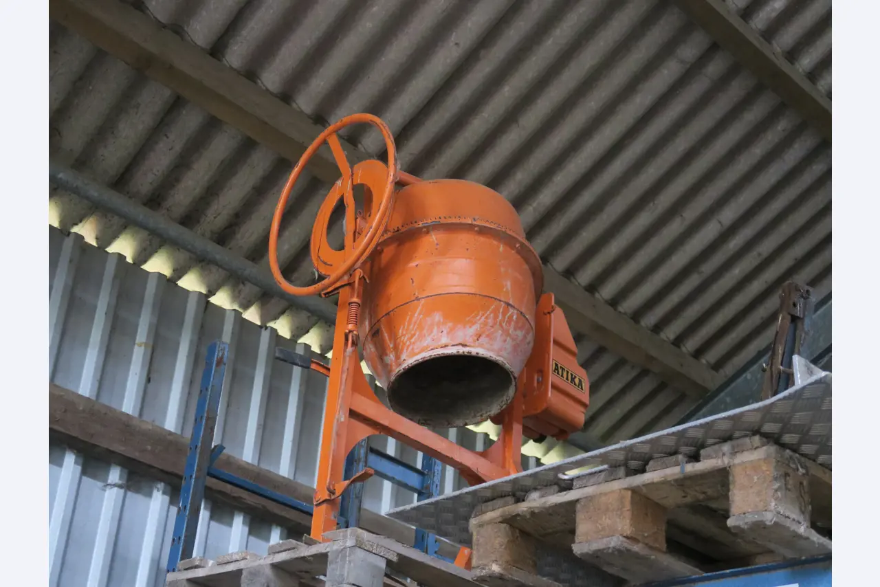 Div. techn. Einrichtung aus einem Lagerbestand-1