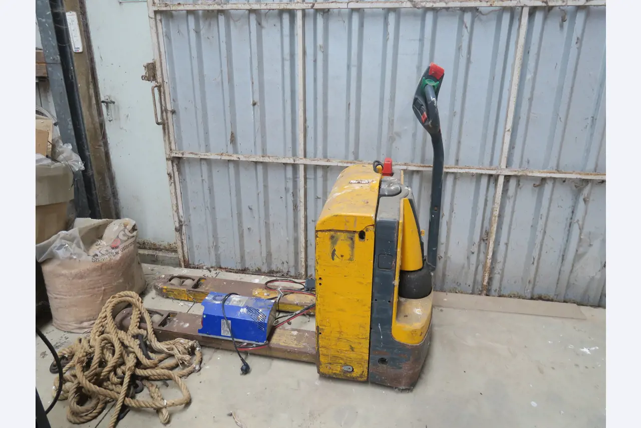 Div. techn. Einrichtung aus einem Lagerbestand-1