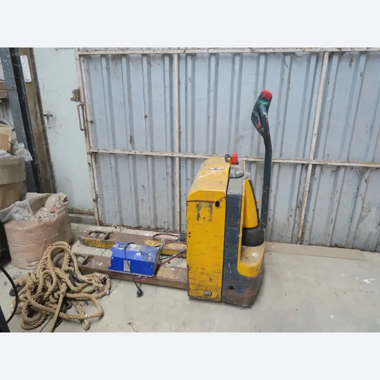 Div. techn. Einrichtung aus einem Lagerbestand-1