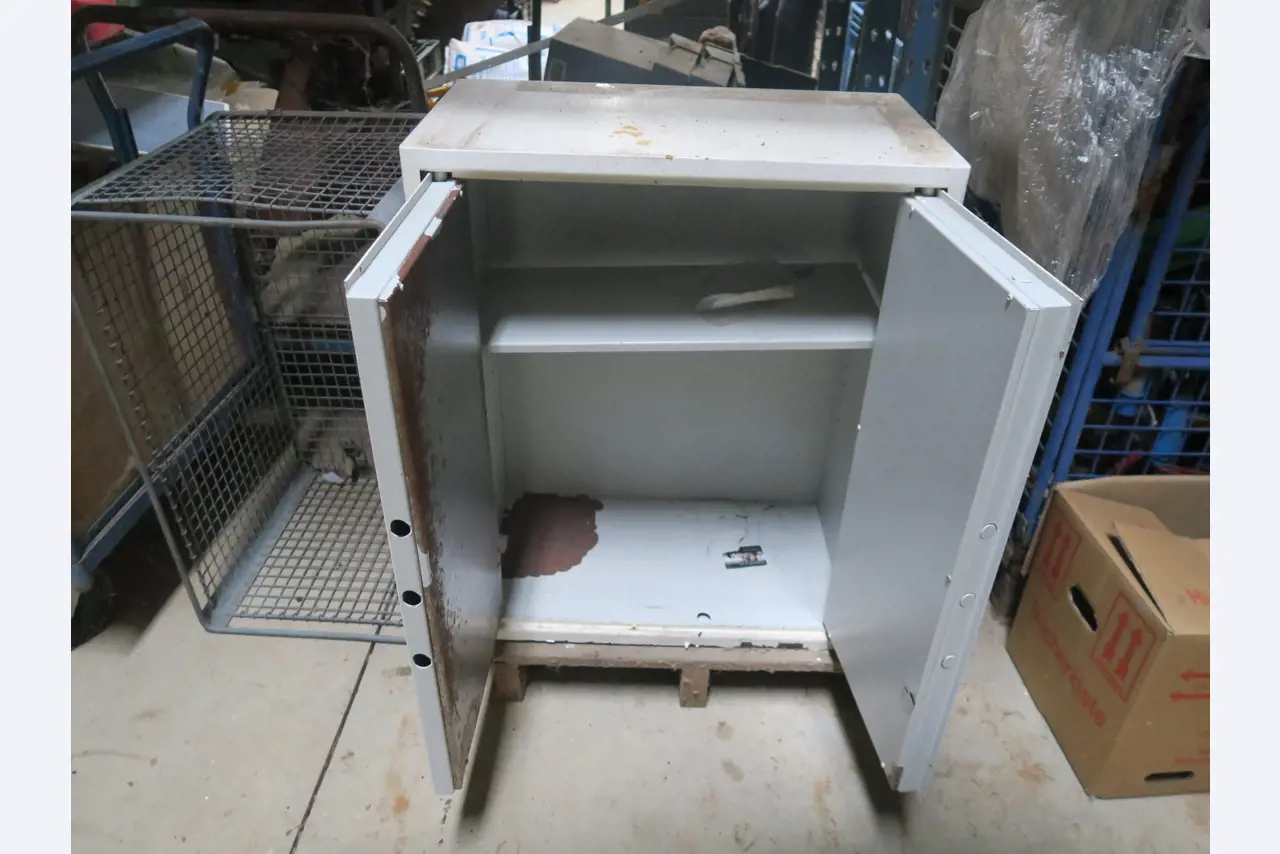 Div. techn. Einrichtung aus einem Lagerbestand-2