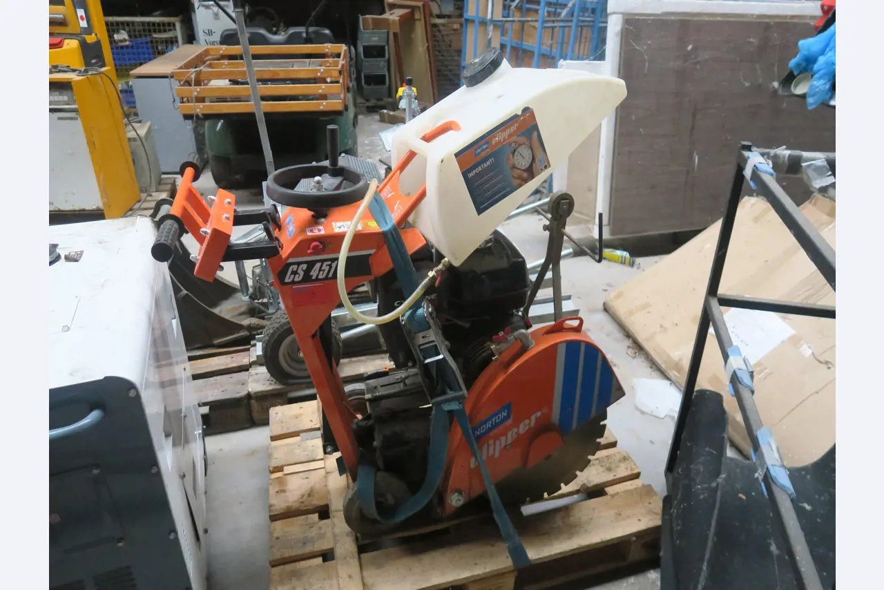 Div. techn. Einrichtung aus einem Lagerbestand-1