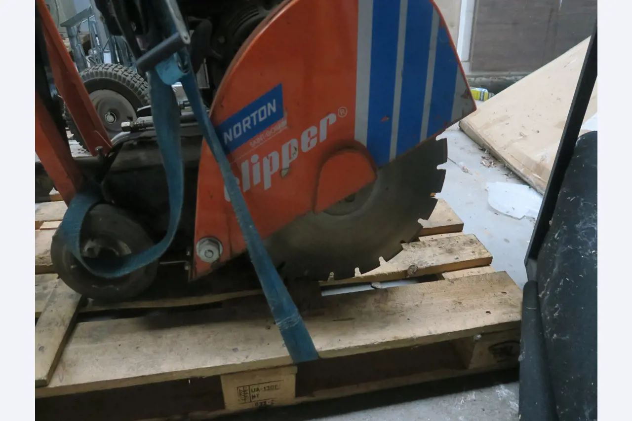 Div. techn. Einrichtung aus einem Lagerbestand-2