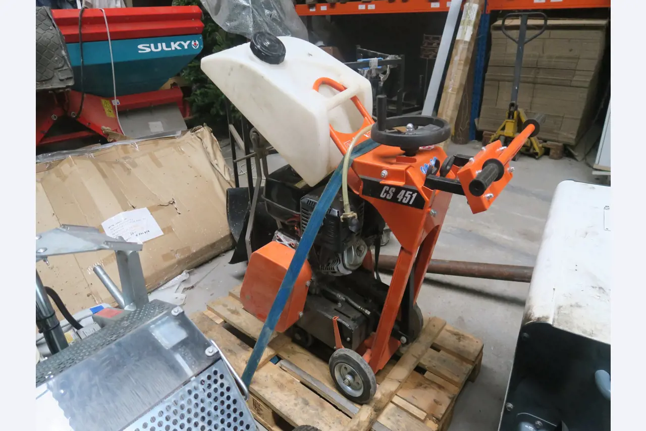 Div. techn. Einrichtung aus einem Lagerbestand-3