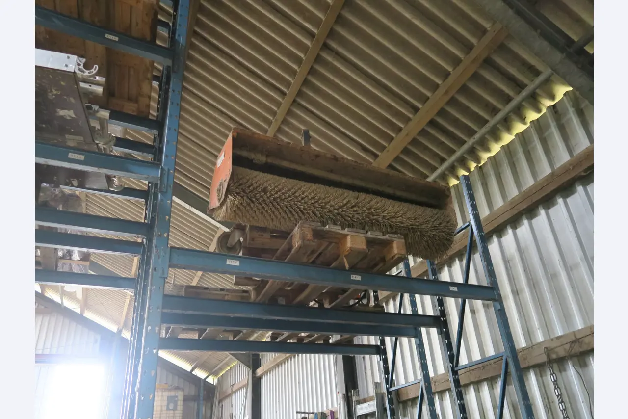 Div. techn. Einrichtung aus einem Lagerbestand-1