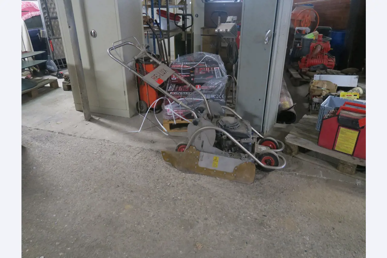 Div. techn. Einrichtung aus einem Lagerbestand-1