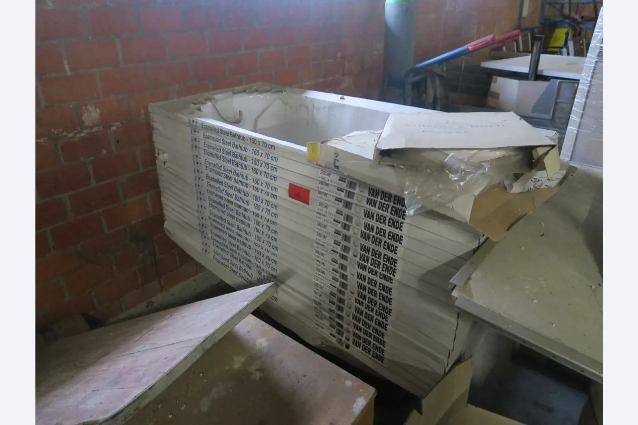 Div. techn. Einrichtung aus einem Lagerbestand-1