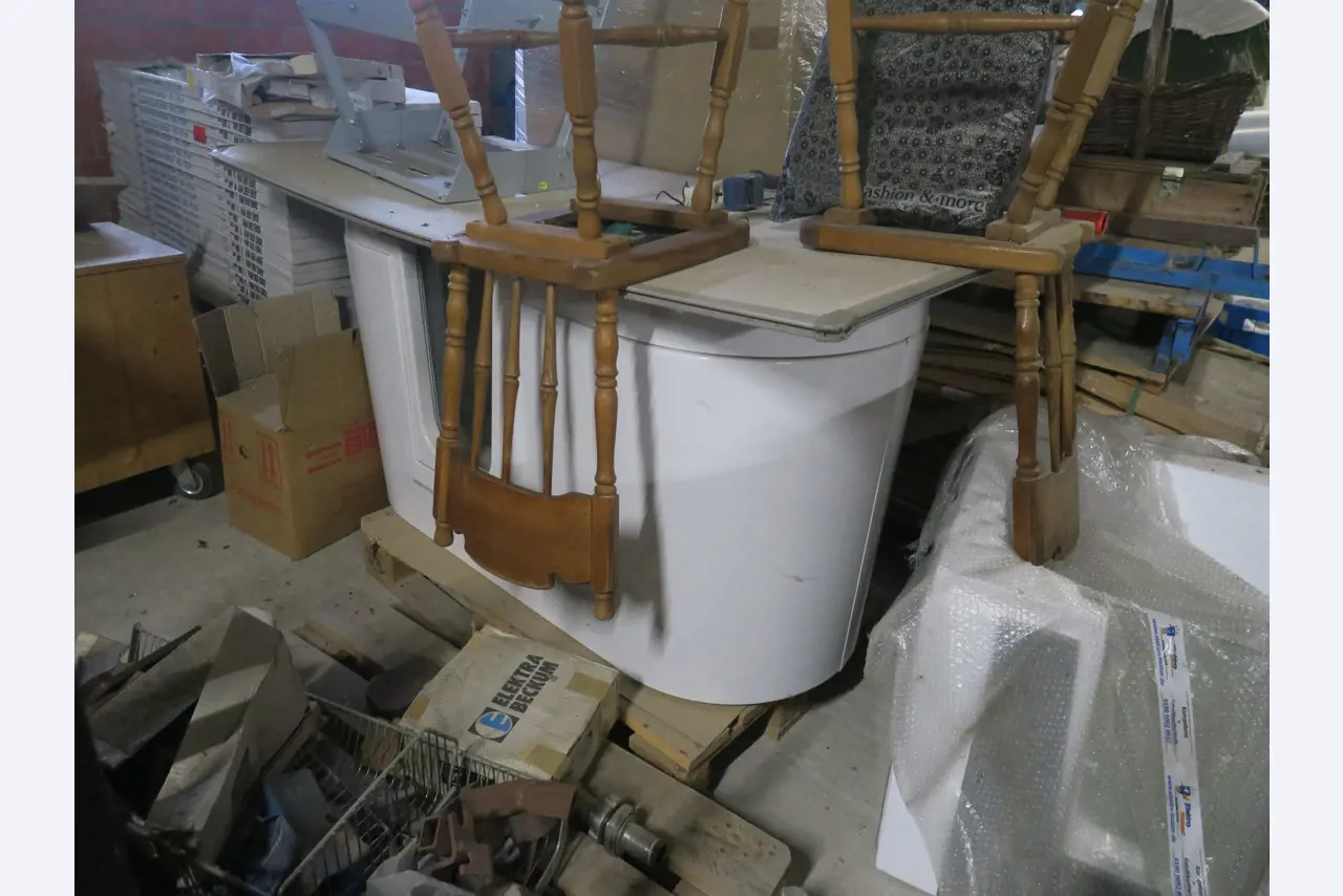 Div. techn. Einrichtung aus einem Lagerbestand-3