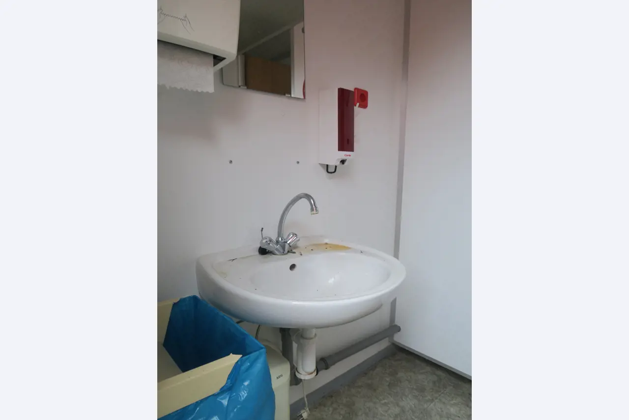 Div. techn. Einrichtung aus einem Lagerbestand-5