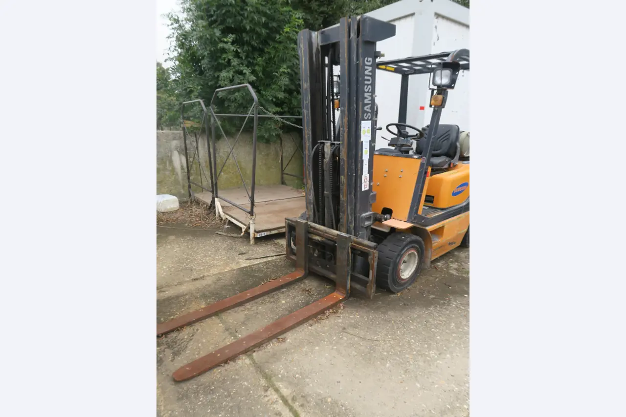 Div. techn. Einrichtung aus einem Lagerbestand-5