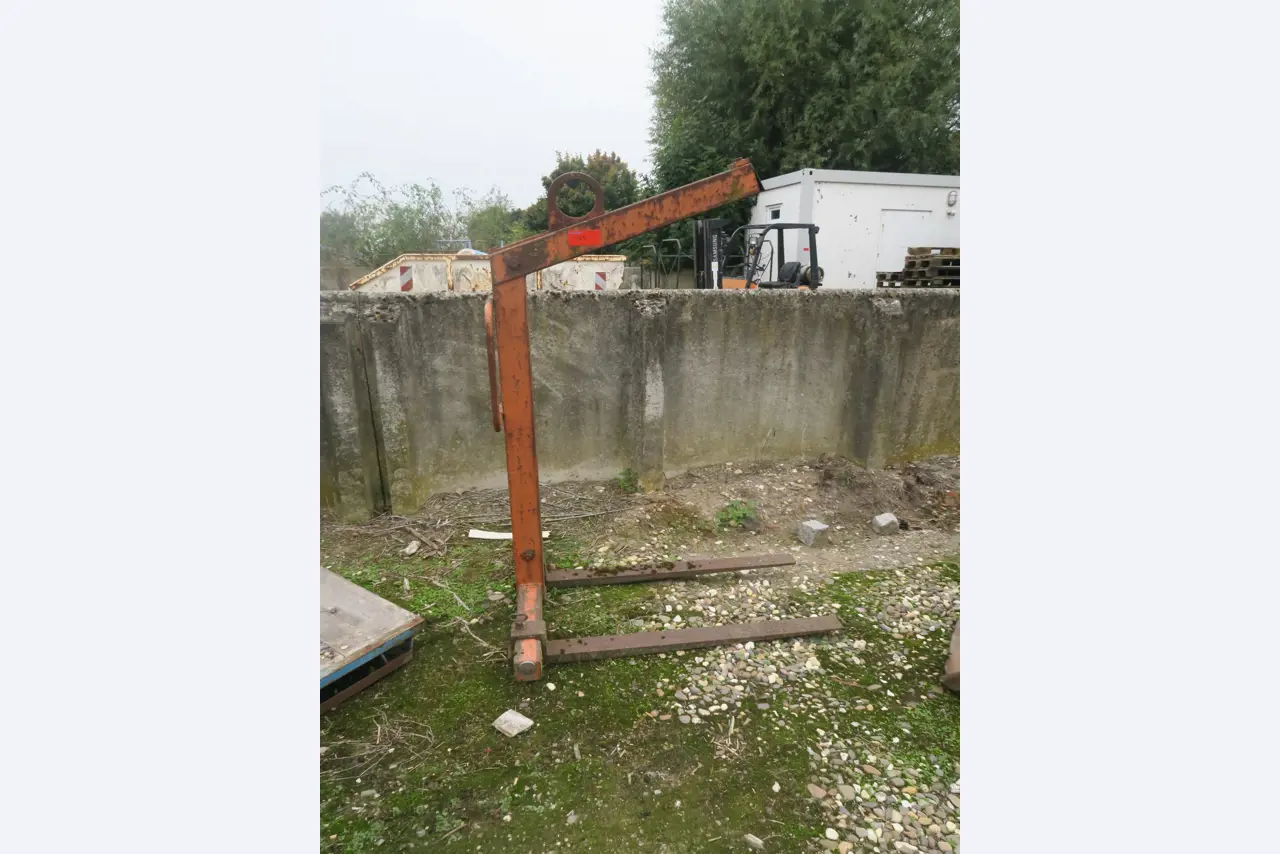 Div. techn. Einrichtung aus einem Lagerbestand-1