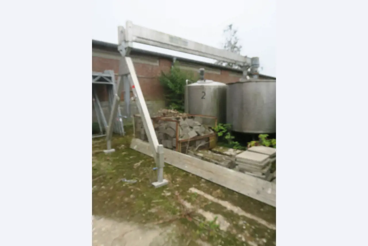 Div. techn. Einrichtung aus einem Lagerbestand-3