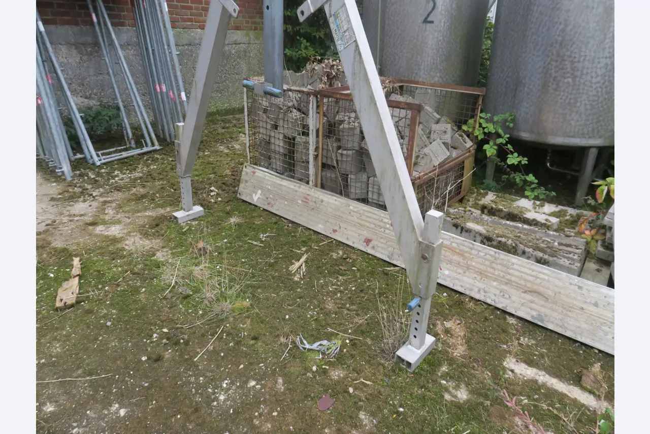 Div. techn. Einrichtung aus einem Lagerbestand-4