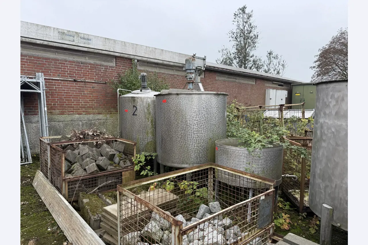 Div. techn. Einrichtung aus einem Lagerbestand-2