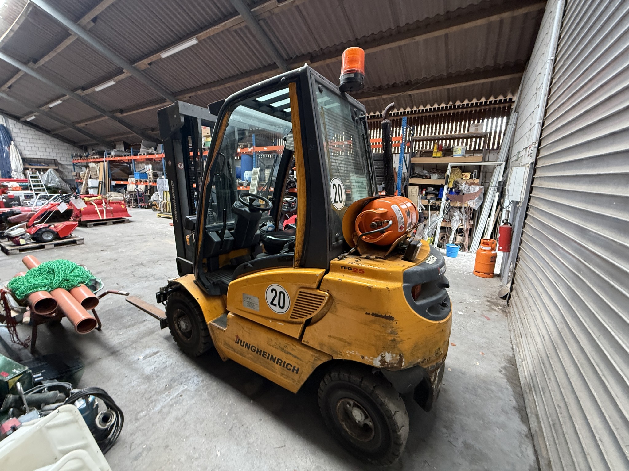 Różne urządzenia techniczne z magazynu-2