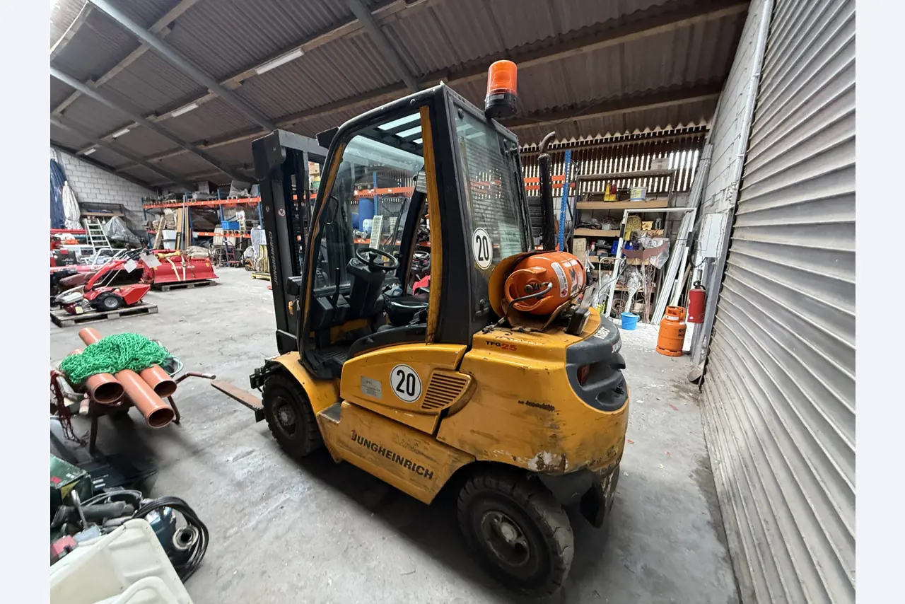 Div. techn. Einrichtung aus einem Lagerbestand-2