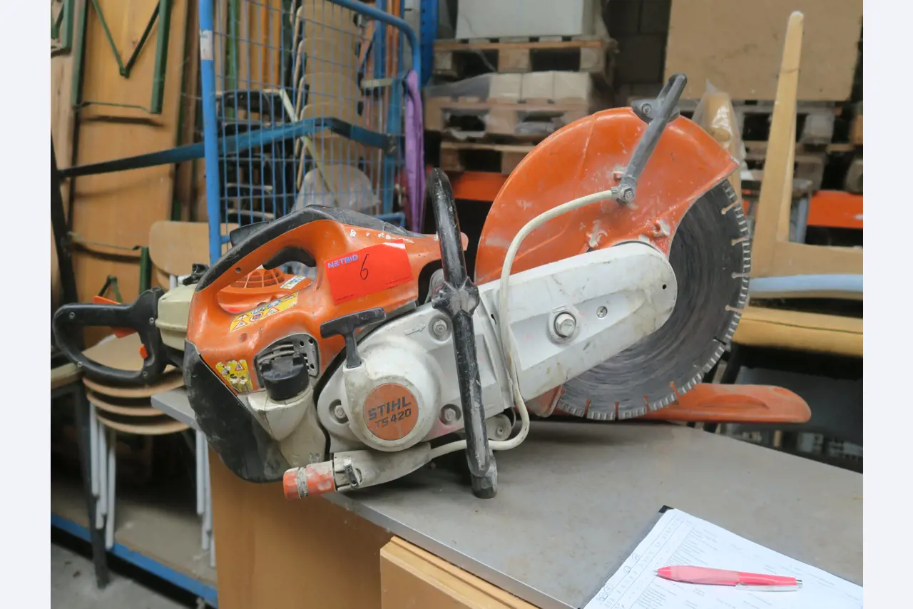 Div. techn. Einrichtung aus einem Lagerbestand-1