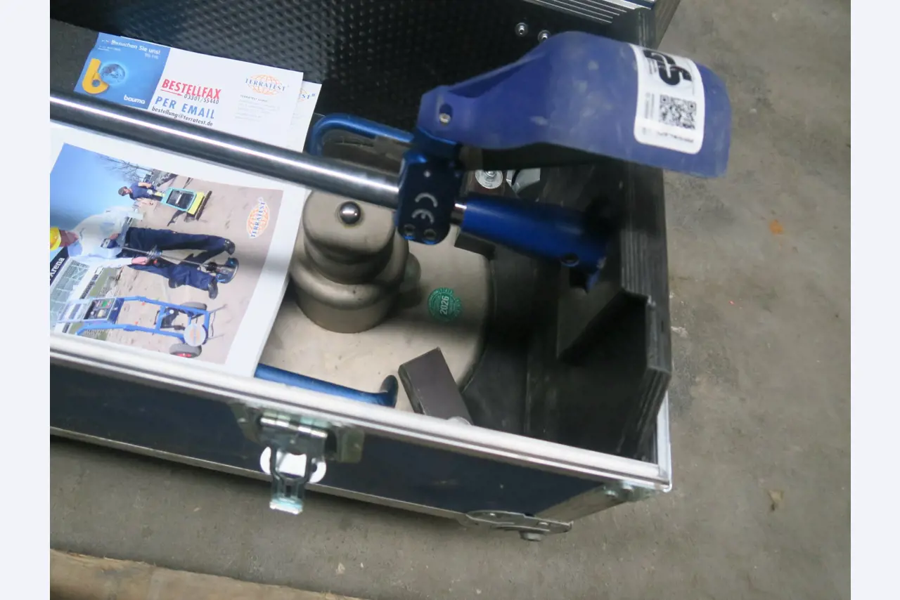 Div. techn. Einrichtung aus einem Lagerbestand-2