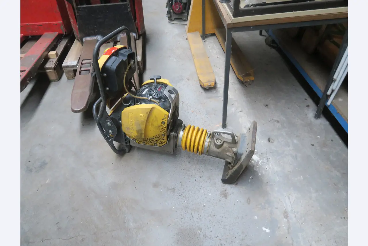 Div. techn. Einrichtung aus einem Lagerbestand-1