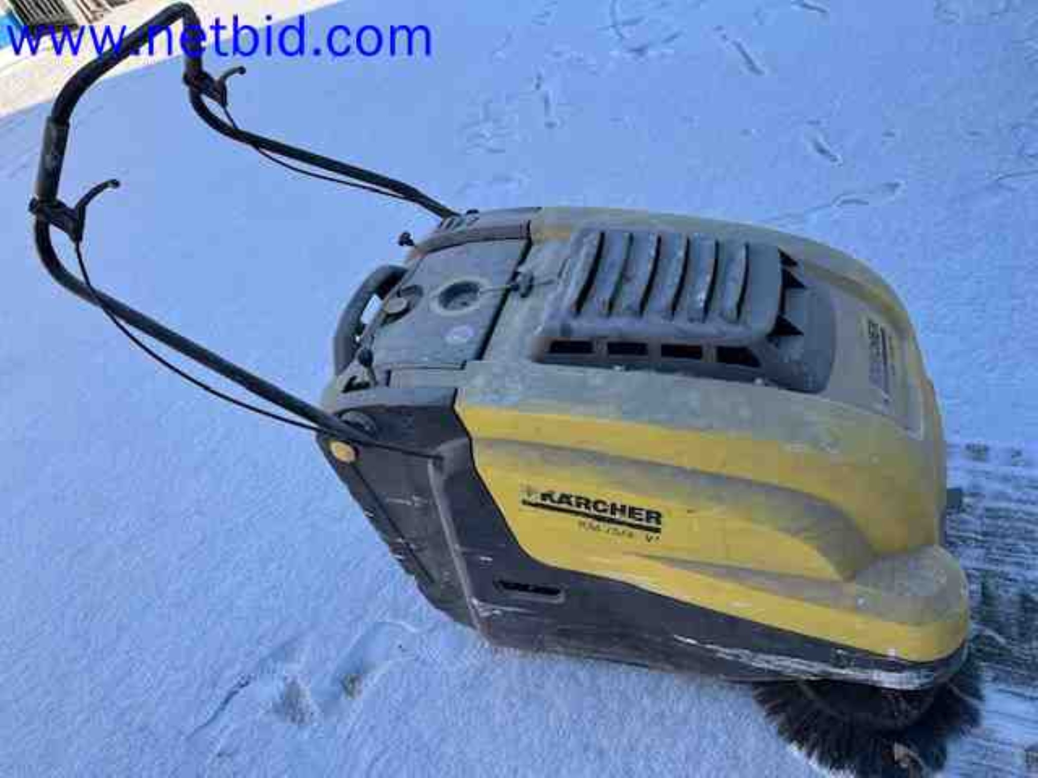 Trucks with loading crane, vans, Dokas with tarpaulin and bows, station wagons, forklift trucks, skips, small equipment, tools-13