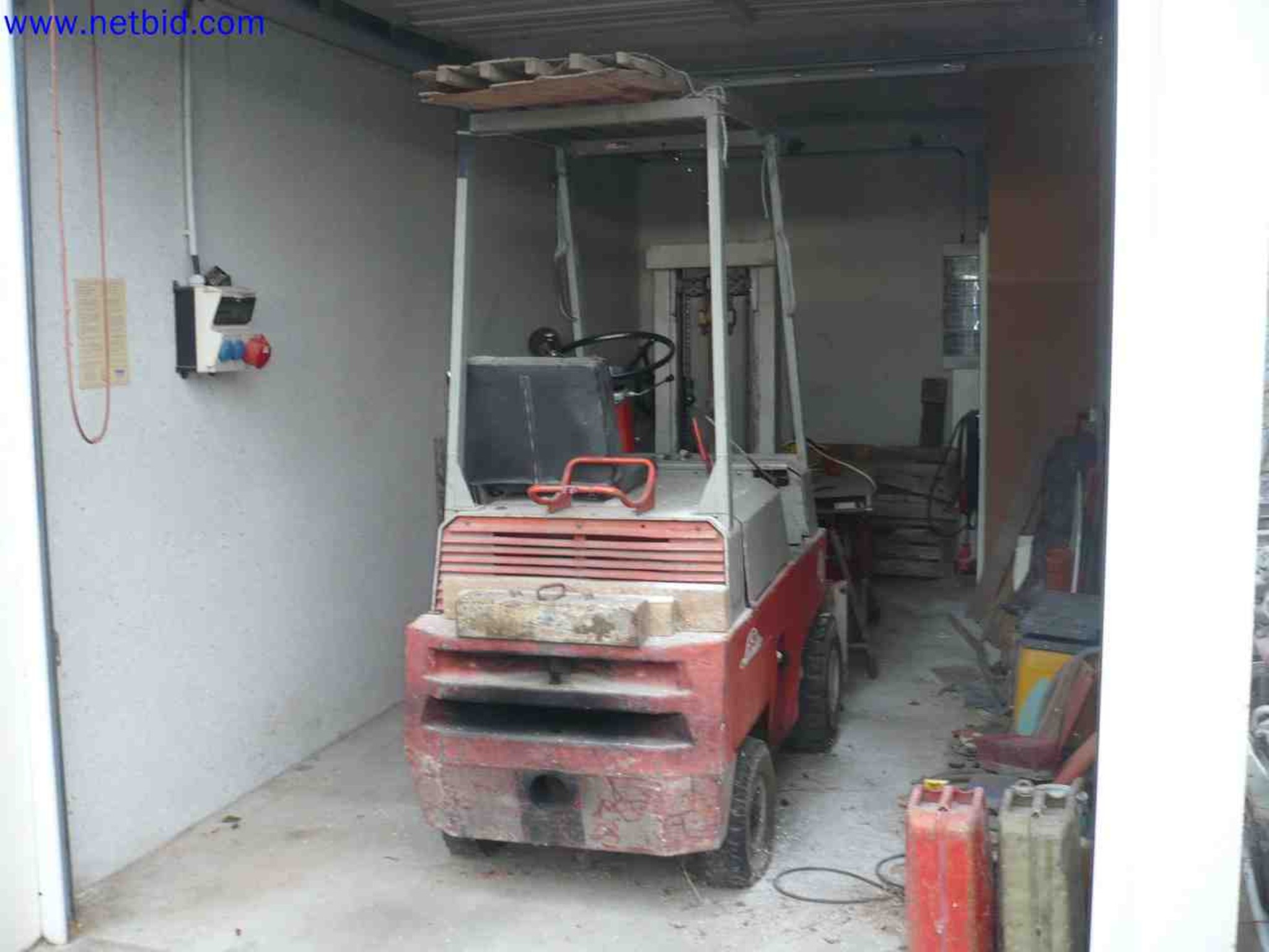 Trucks with loading crane, vans, Dokas with tarpaulin and bows, station wagons, forklift trucks, skips, small equipment, tools-2