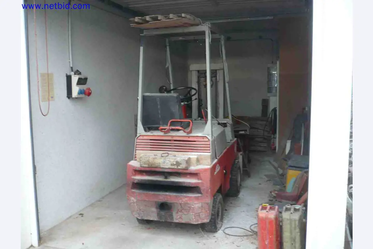 Trucks with loading crane, vans, Dokas with tarpaulin and bows, station wagons, forklift trucks, skips, small equipment, tools-2