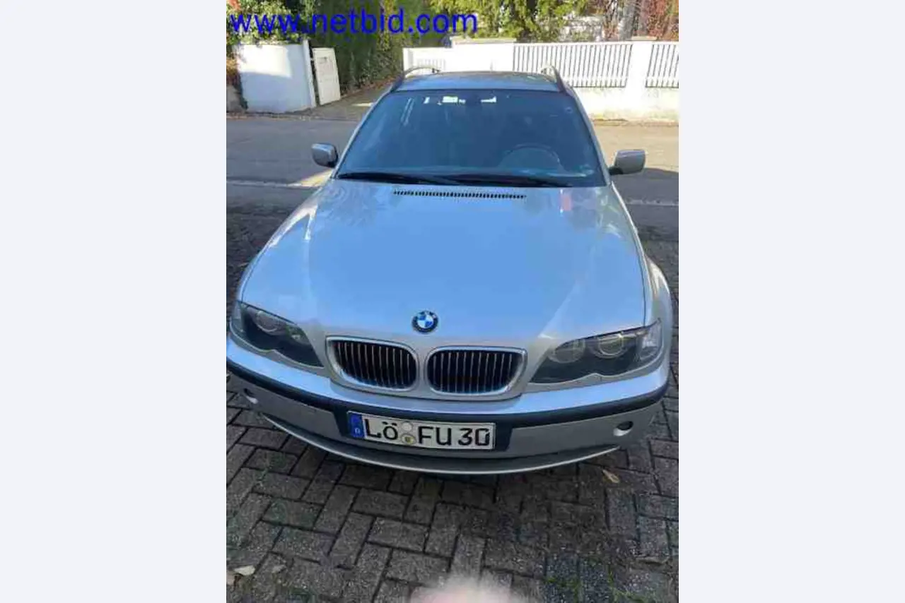 Trucks with loading crane, vans, Dokas with tarpaulin and bows, station wagons, forklift trucks, skips, small equipment, tools-1