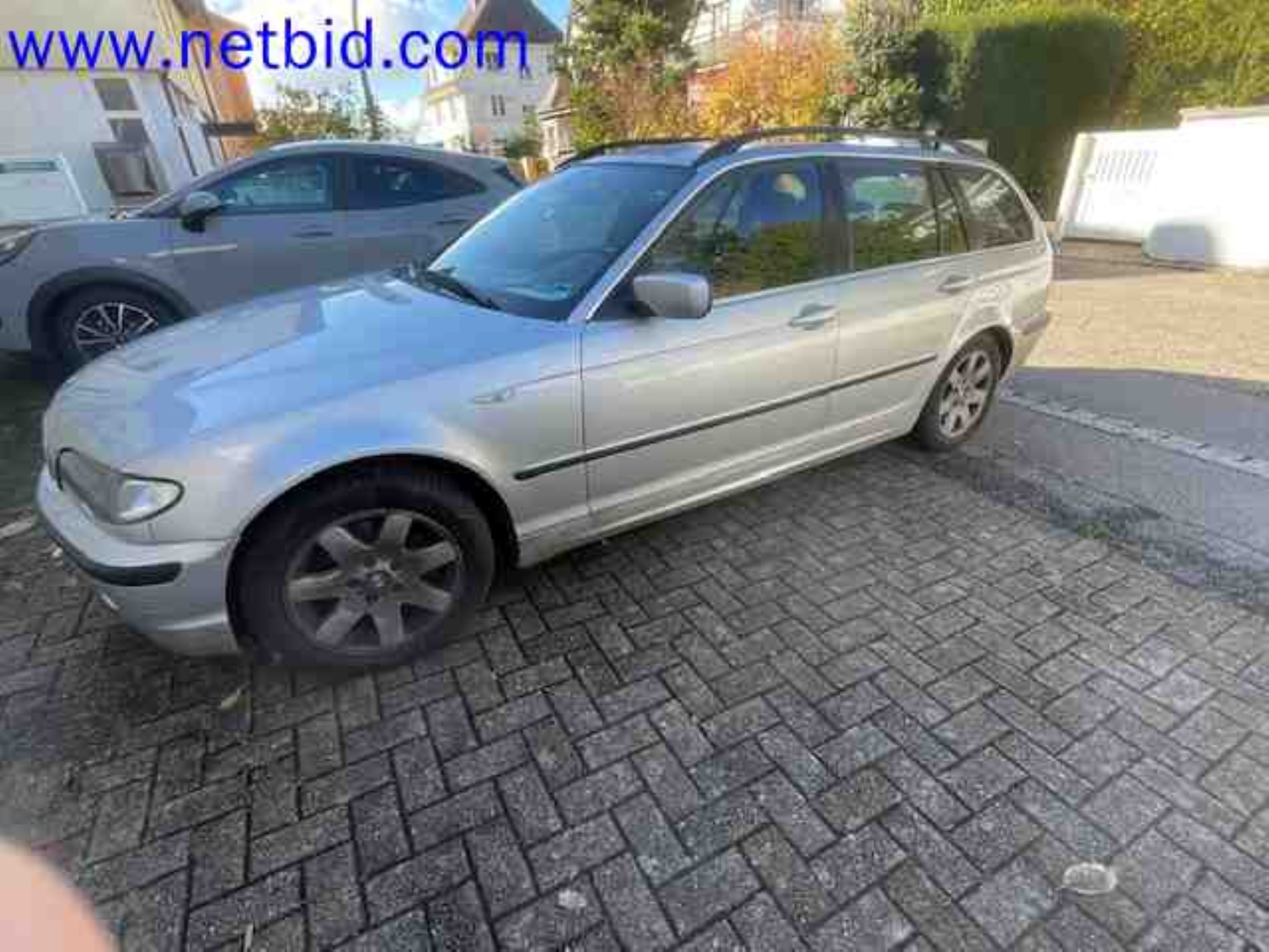 Trucks with loading crane, vans, Dokas with tarpaulin and bows, station wagons, forklift trucks, skips, small equipment, tools-2