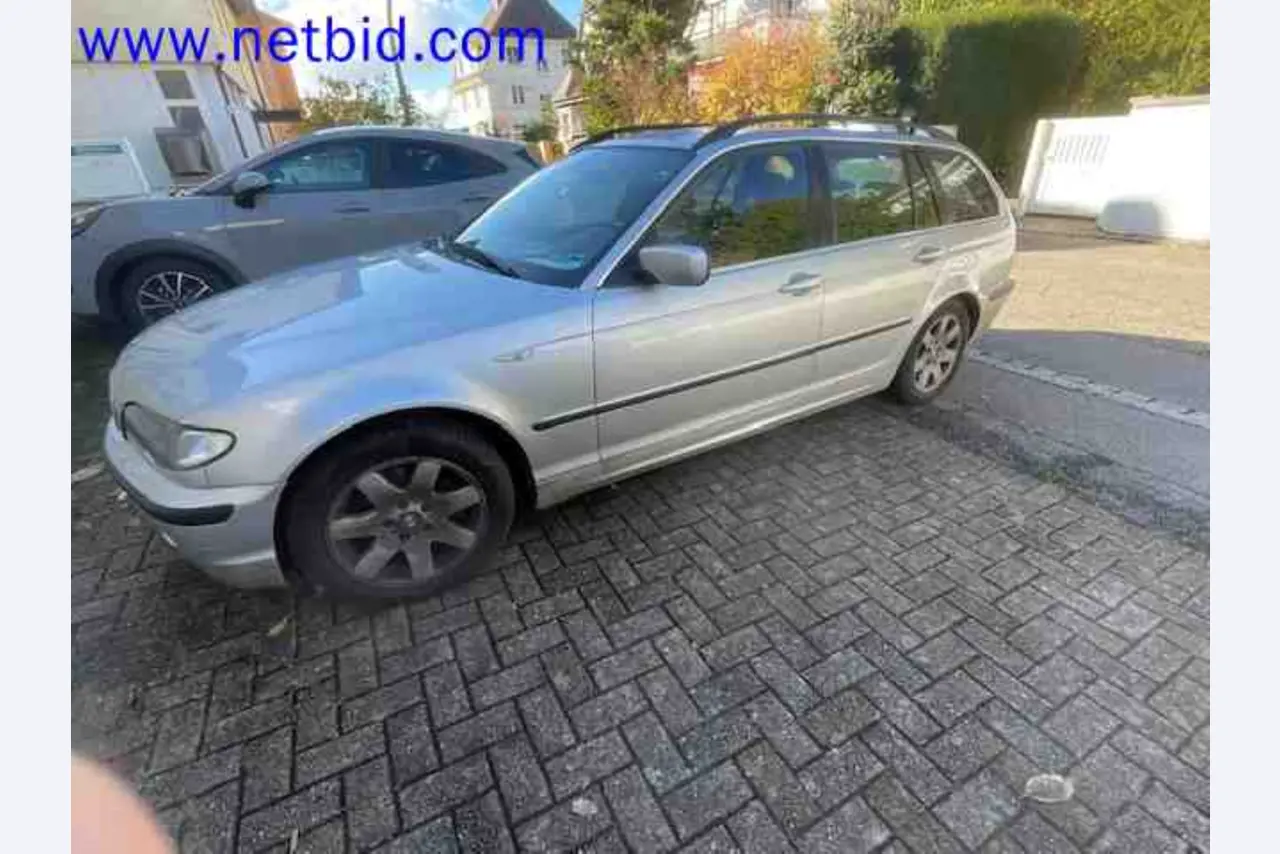 Trucks with loading crane, vans, Dokas with tarpaulin and bows, station wagons, forklift trucks, skips, small equipment, tools-2