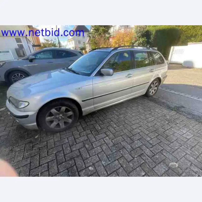 Trucks with loading crane, vans, Dokas with tarpaulin and bows, station wagons, forklift trucks, skips, small equipment, tools-2