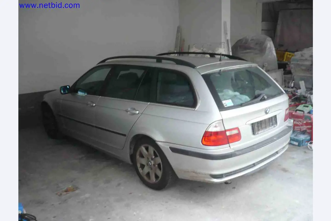 Trucks with loading crane, vans, Dokas with tarpaulin and bows, station wagons, forklift trucks, skips, small equipment, tools-3