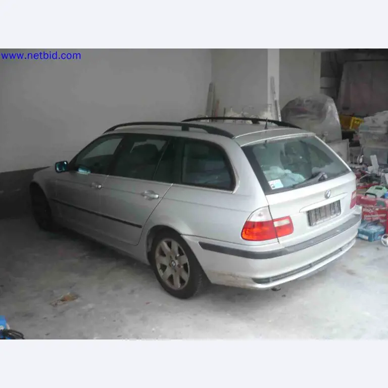 Trucks with loading crane, vans, Dokas with tarpaulin and bows, station wagons, forklift trucks, skips, small equipment, tools-3