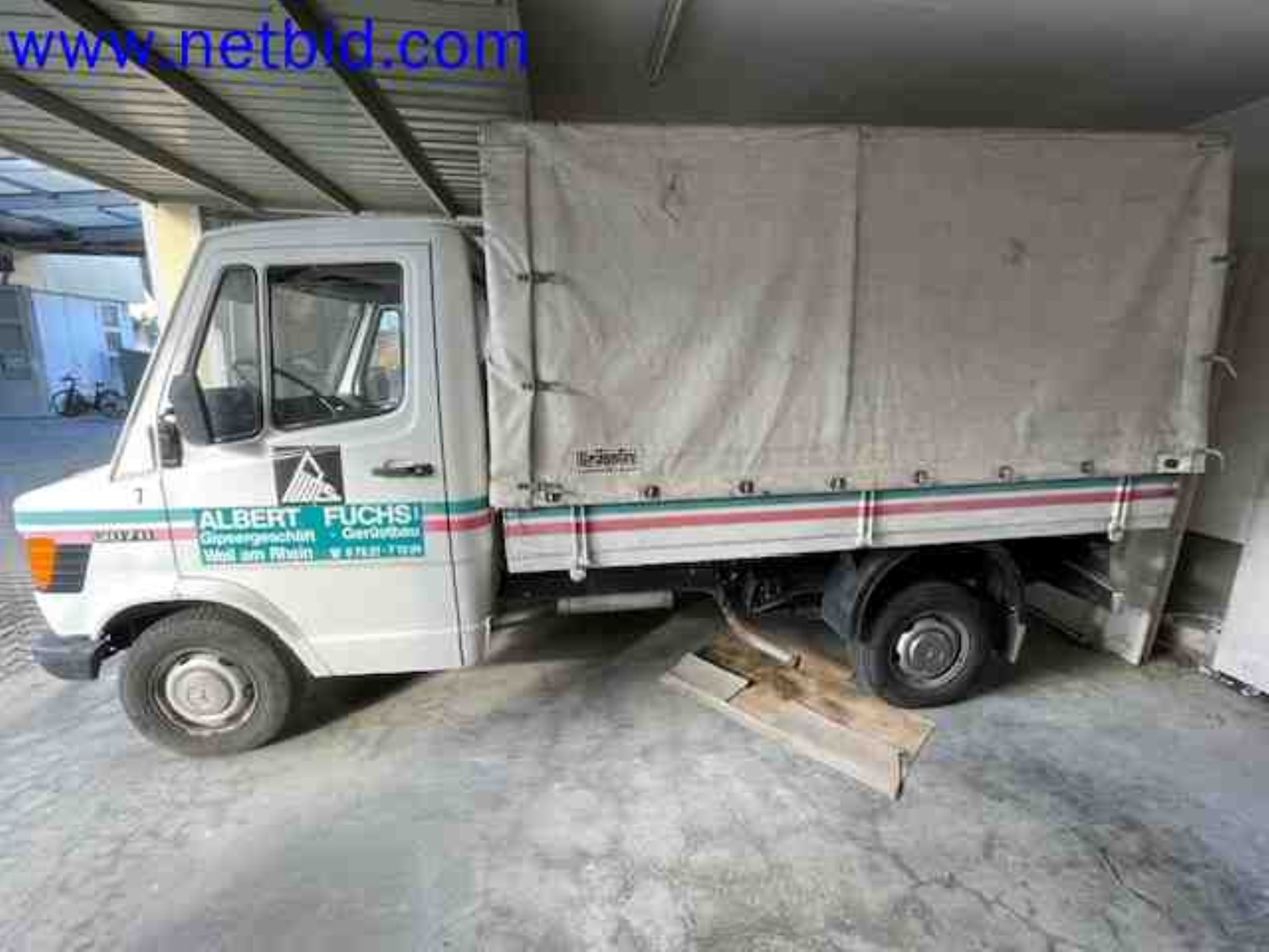 Trucks with loading crane, vans, Dokas with tarpaulin and bows, station wagons, forklift trucks, skips, small equipment, tools-2