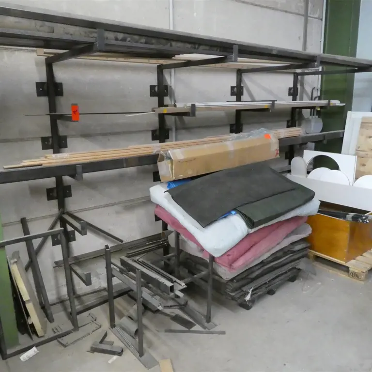 Rayonnage mural à bras portants