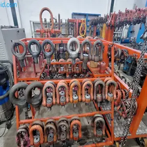 Vários parafusos com olhal e manilhas