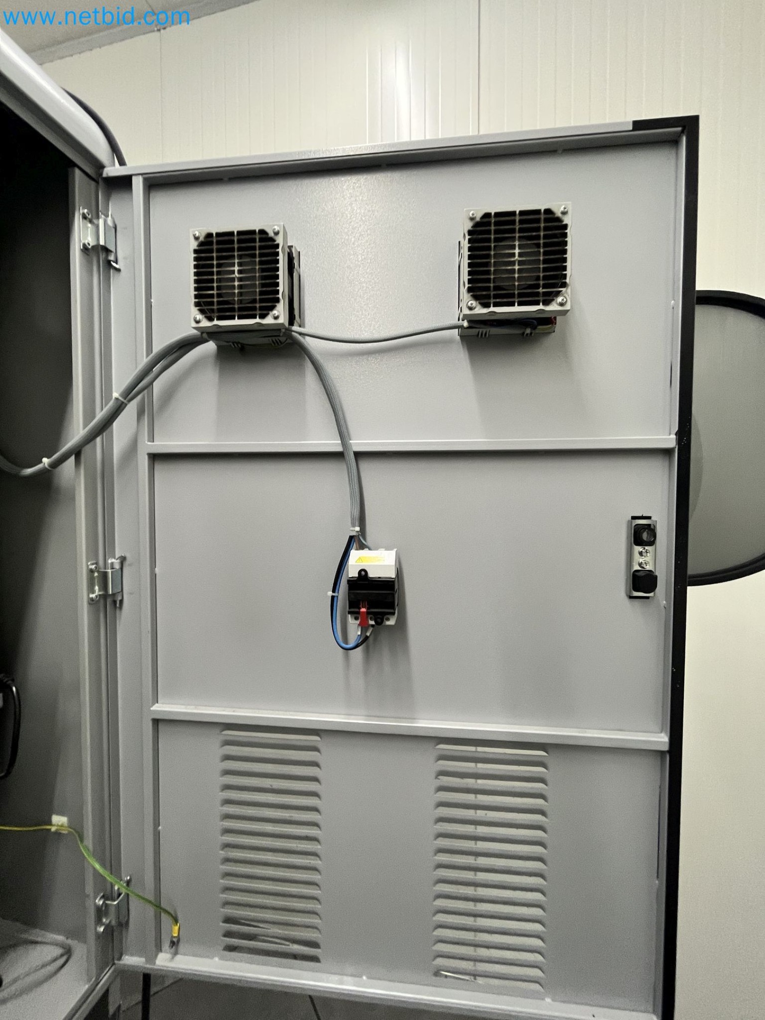 On behalf of Mess. MT Picture Display Germany GmbH formerly production facility for PANASONIC Colour Picture Tubes we are auctioning the well-maintained machinery and equipment.-26