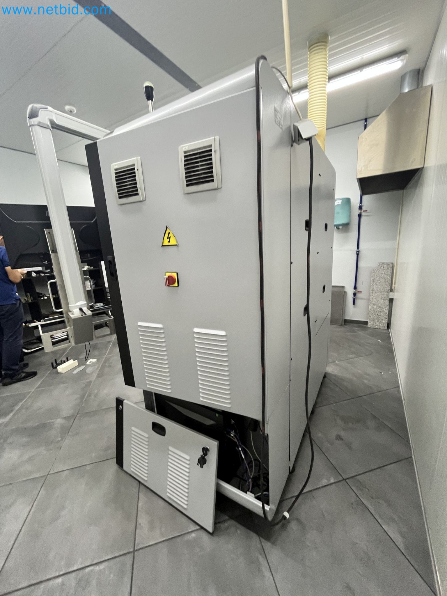 On behalf of Mess. MT Picture Display Germany GmbH formerly production facility for PANASONIC Colour Picture Tubes we are auctioning the well-maintained machinery and equipment.-40