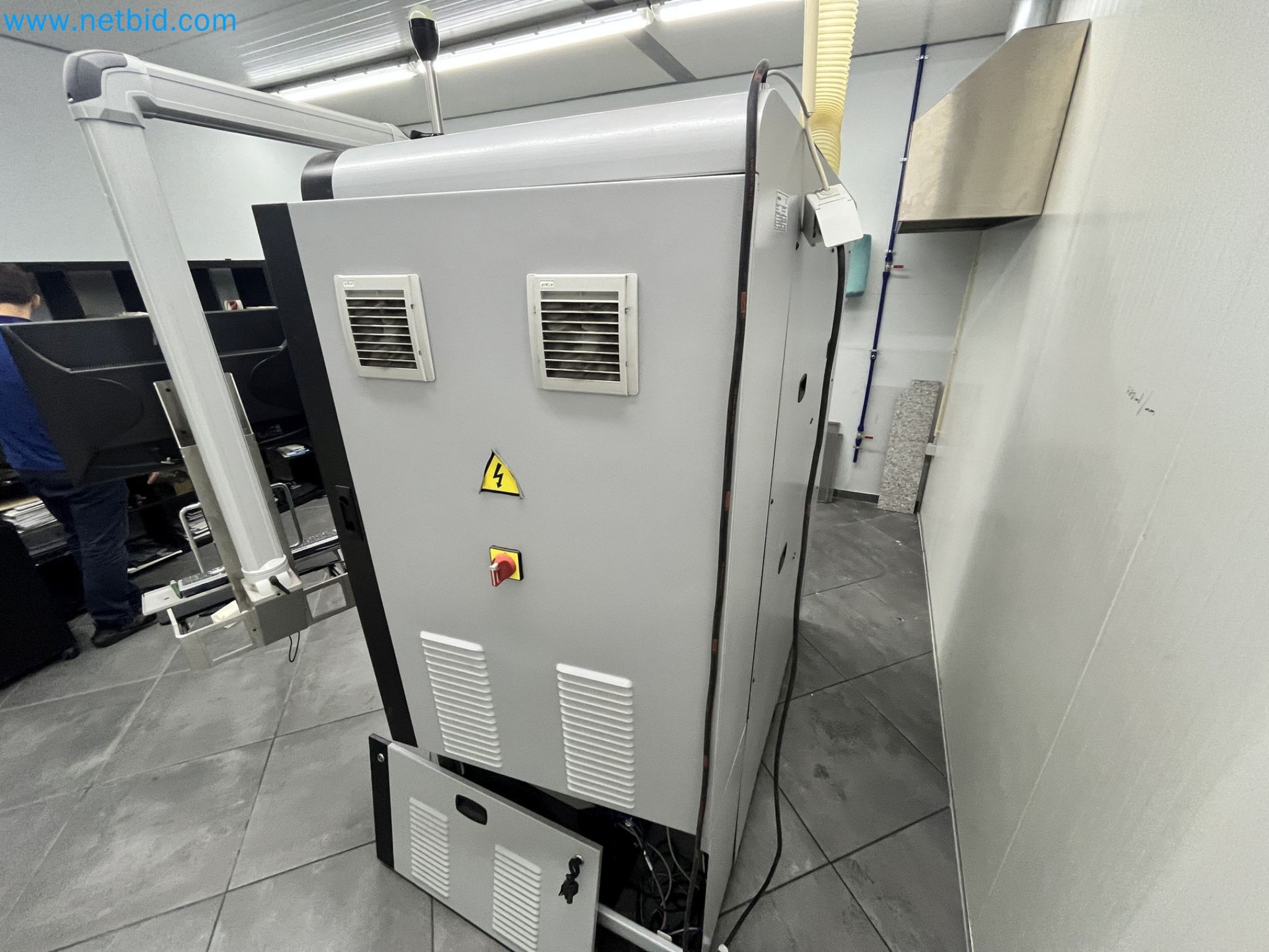 On behalf of Mess. MT Picture Display Germany GmbH formerly production facility for PANASONIC Colour Picture Tubes we are auctioning the well-maintained machinery and equipment.-42