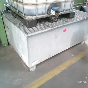 Hazardous substance drip tray (714)