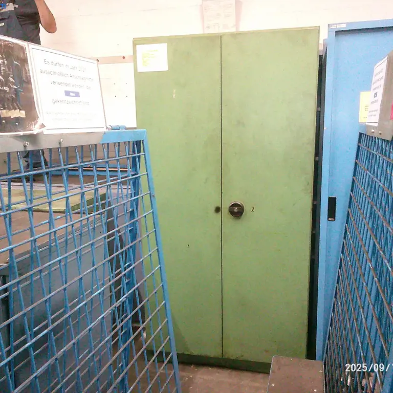 2 Sheet metal cupboards (2, 4)