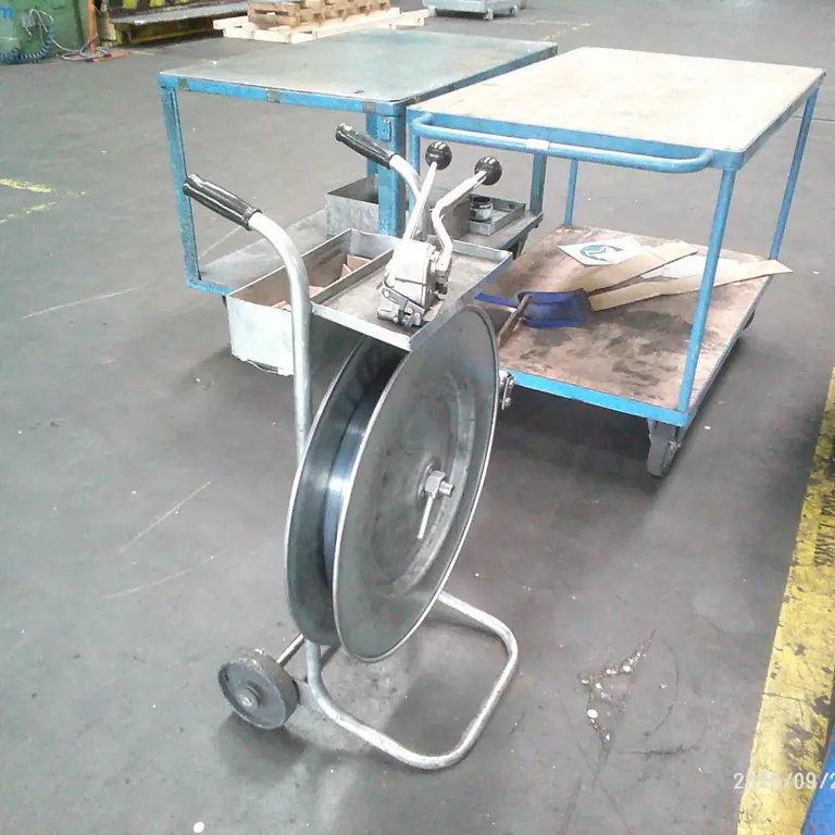 Metal strapping frame (255)