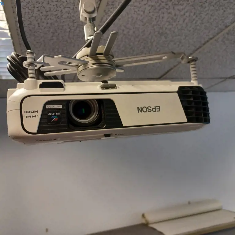 3-LCD projector Epson EB-U32
