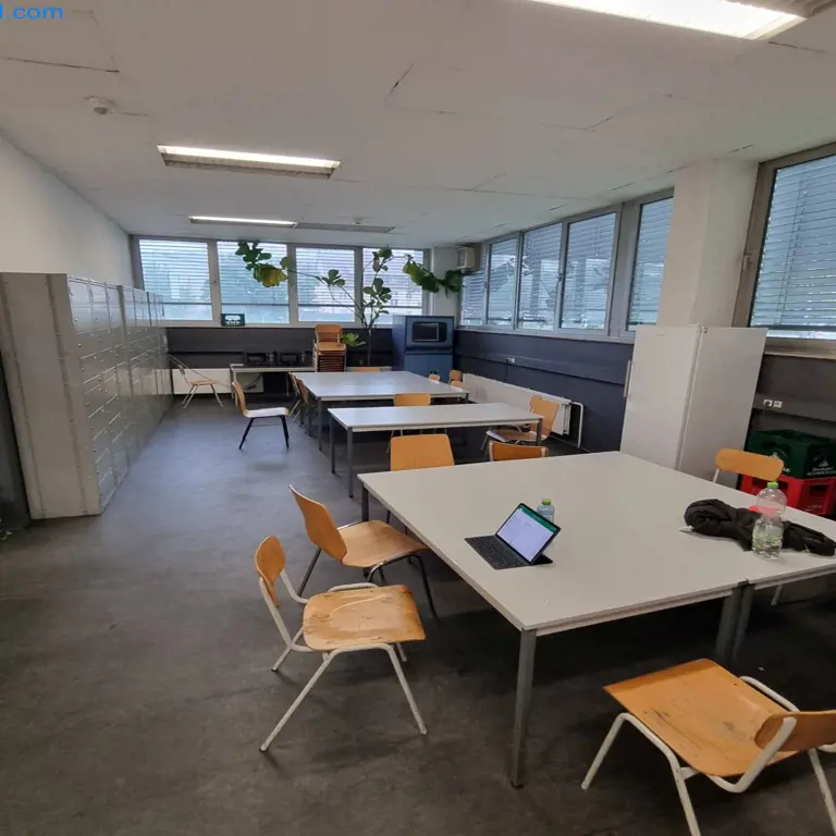 8 Cassette locker system, tables