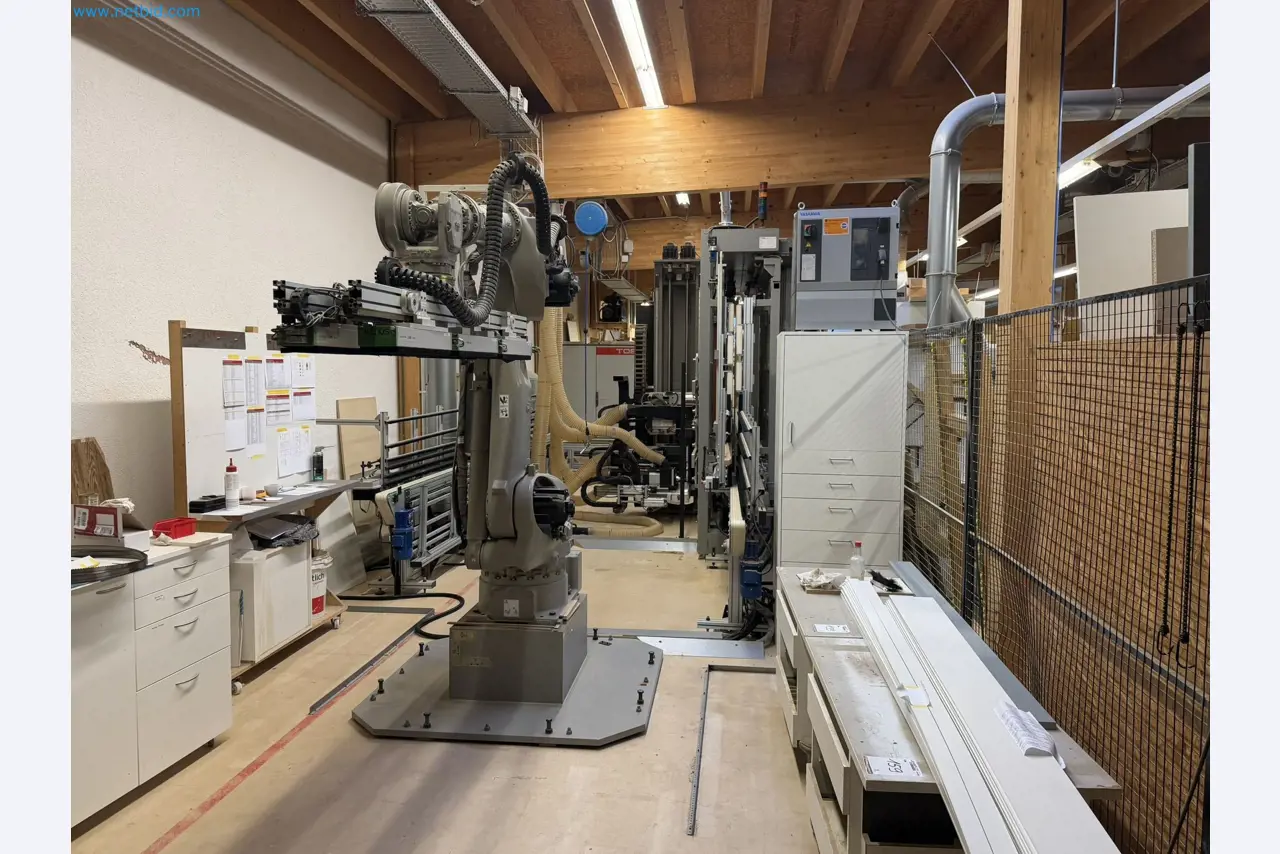 Na prodej z insolvence. Špičkové obráběcí centrum s podélným posuvem s numerickým řízením pro výrobu modulárního nábytku s vykládacím robotem-1