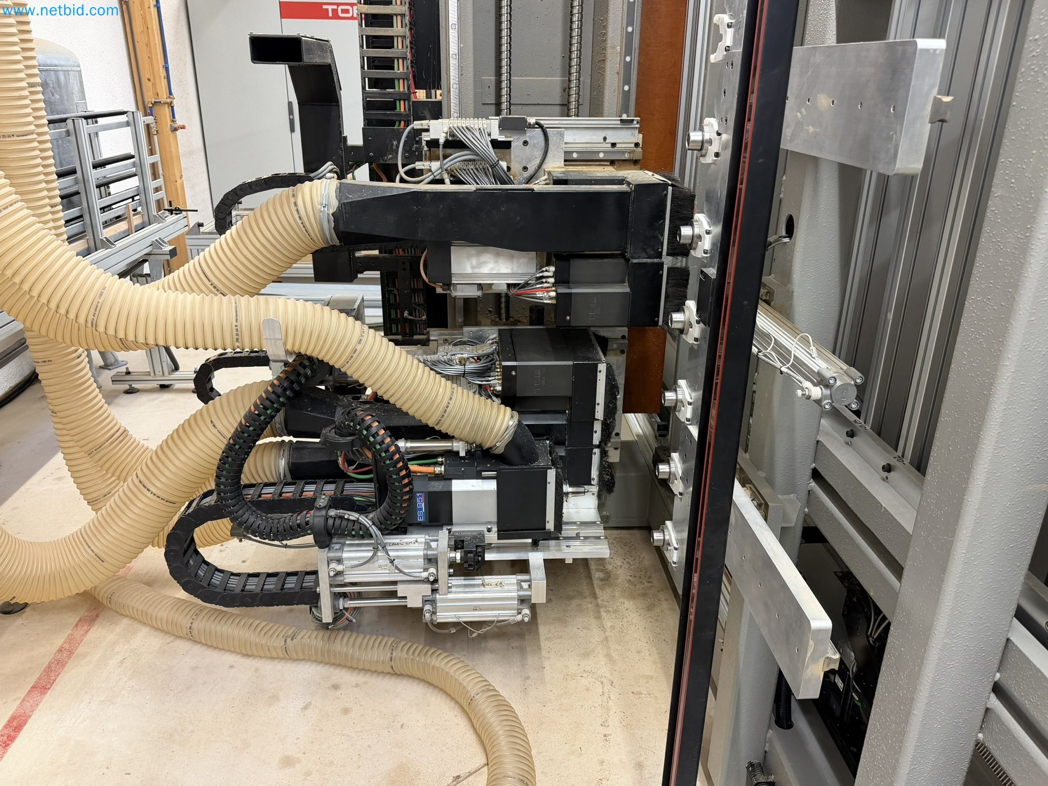 For sale due to insolvency. First-class longitudinal machining center with numerical control for modular furniture production with unloading robot-10