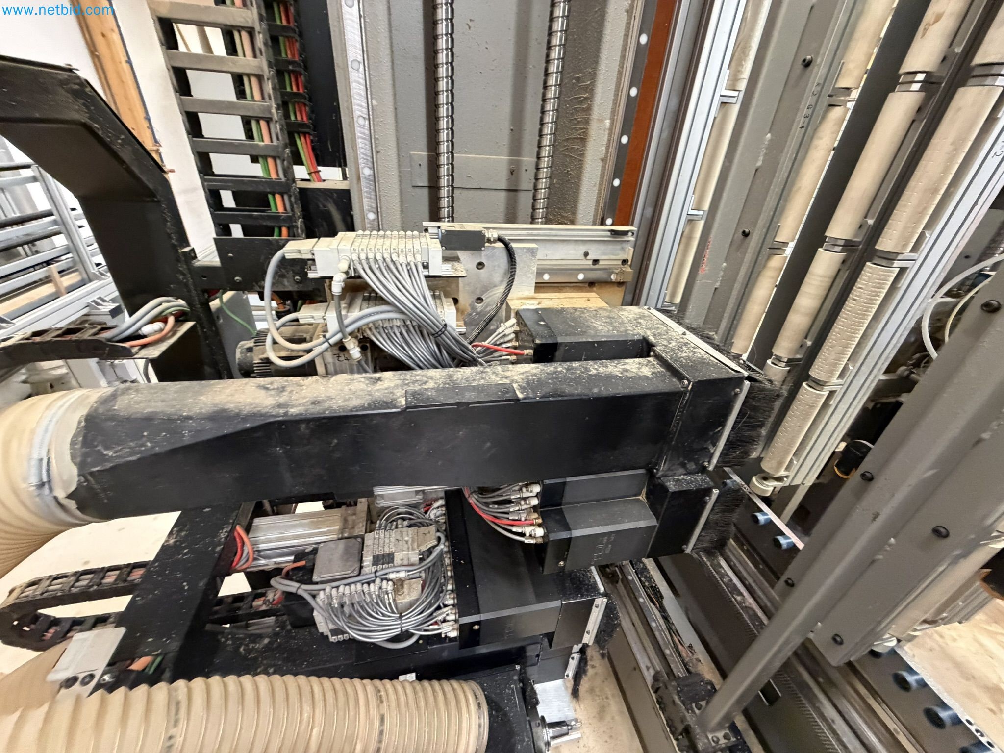 For sale due to insolvency. First-class longitudinal machining center with numerical control for modular furniture production with unloading robot-11